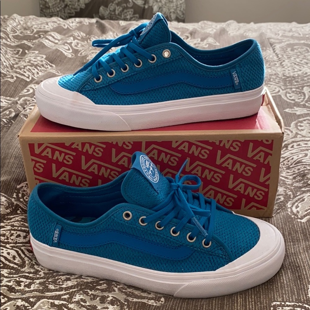 • Vans •